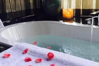 武汉青山水疗池中的失重冥想：当身体学会漂浮